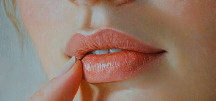 The woman wants to inject filler into her lips.